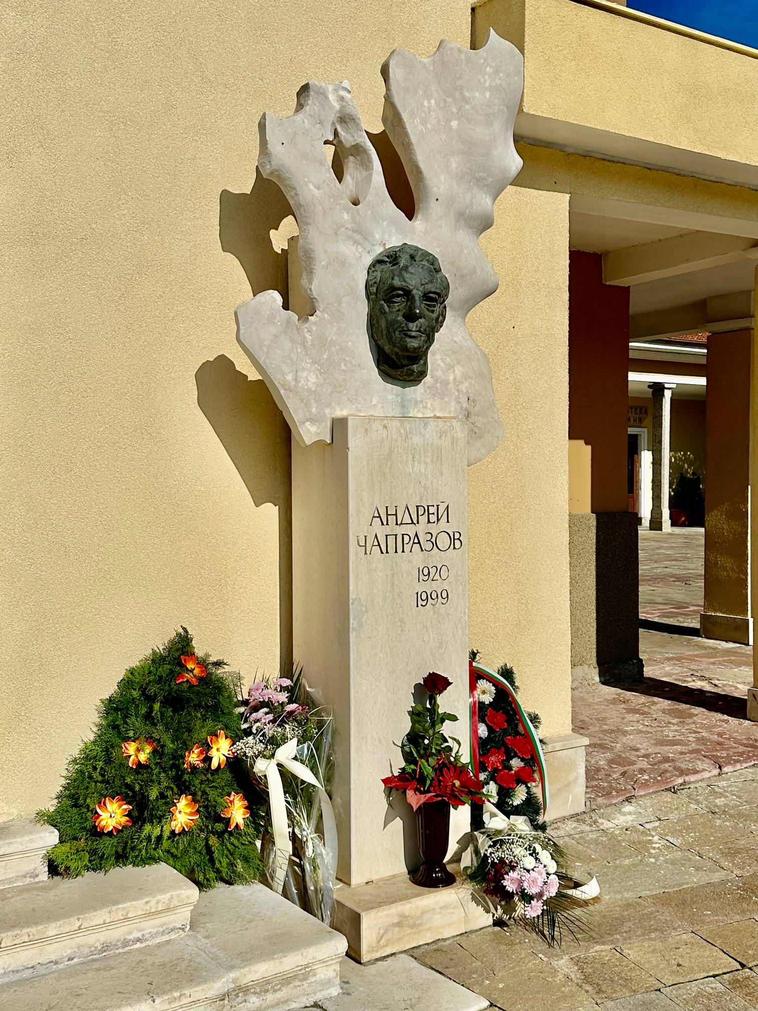 Паметник на Андрей Чапразов в Оряхово